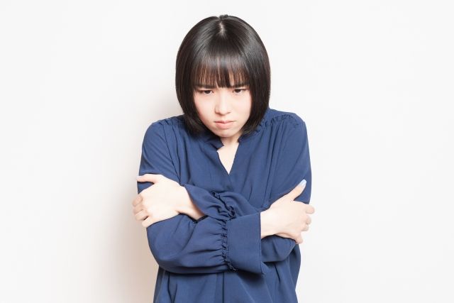 何かにおびえる女性