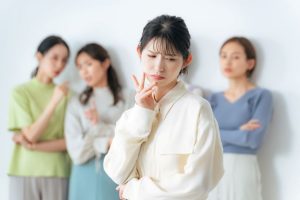 悪口を言われている女性