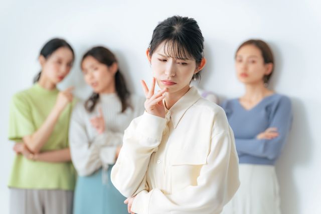 悪口を言われている女性
