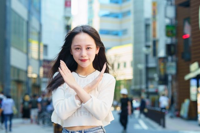 バツサインをする女性